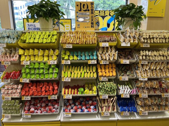 恐龙与泰迪同框？零食超市携千种美味登陆成都，颠覆日用品零售想象